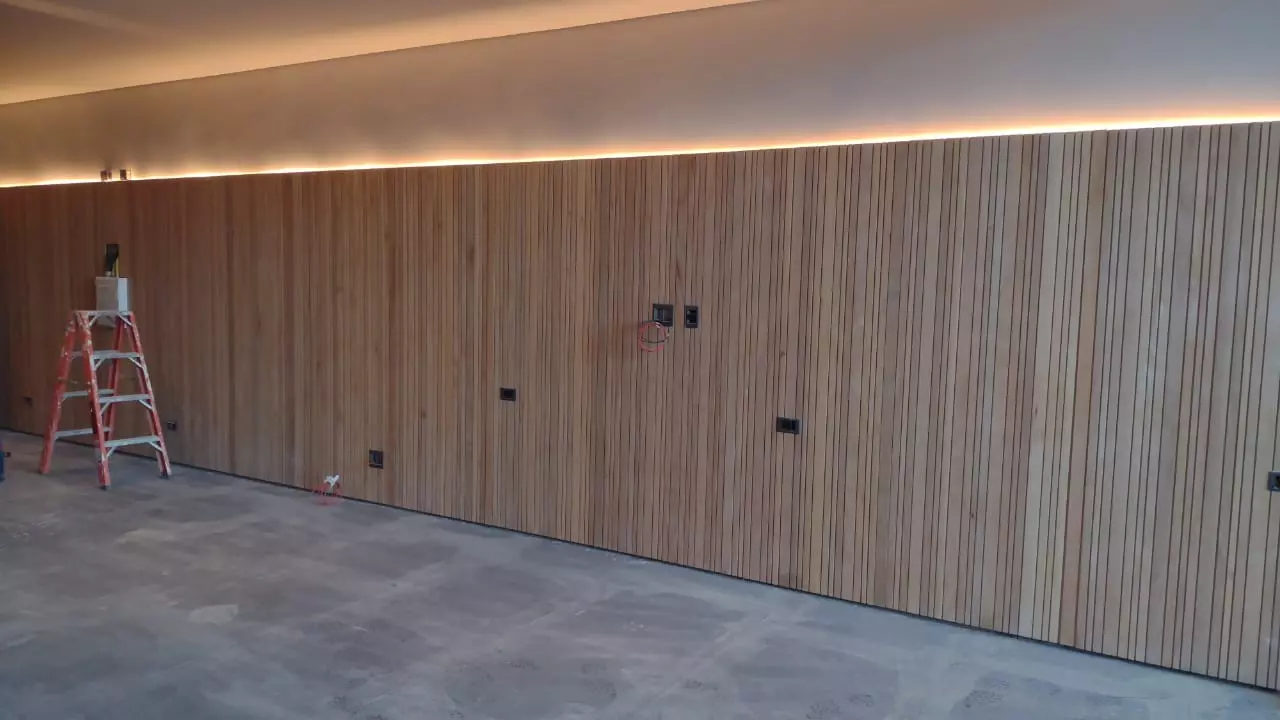32 SUÍTES DE PAINÉIS RIPADOS EM MADEIRA TAUARI MACIÇA. 2.090M2 TOTAL DOS PAINÉIS CLARA RESORT - CLARA RESORT IBIÚNA 1.3